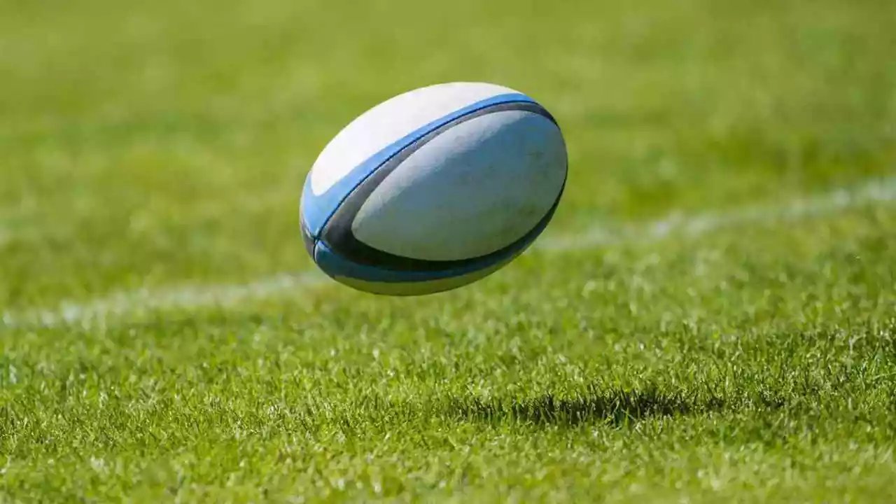 La forma di una palla è la stessa per il football, il calcio e il rugby?